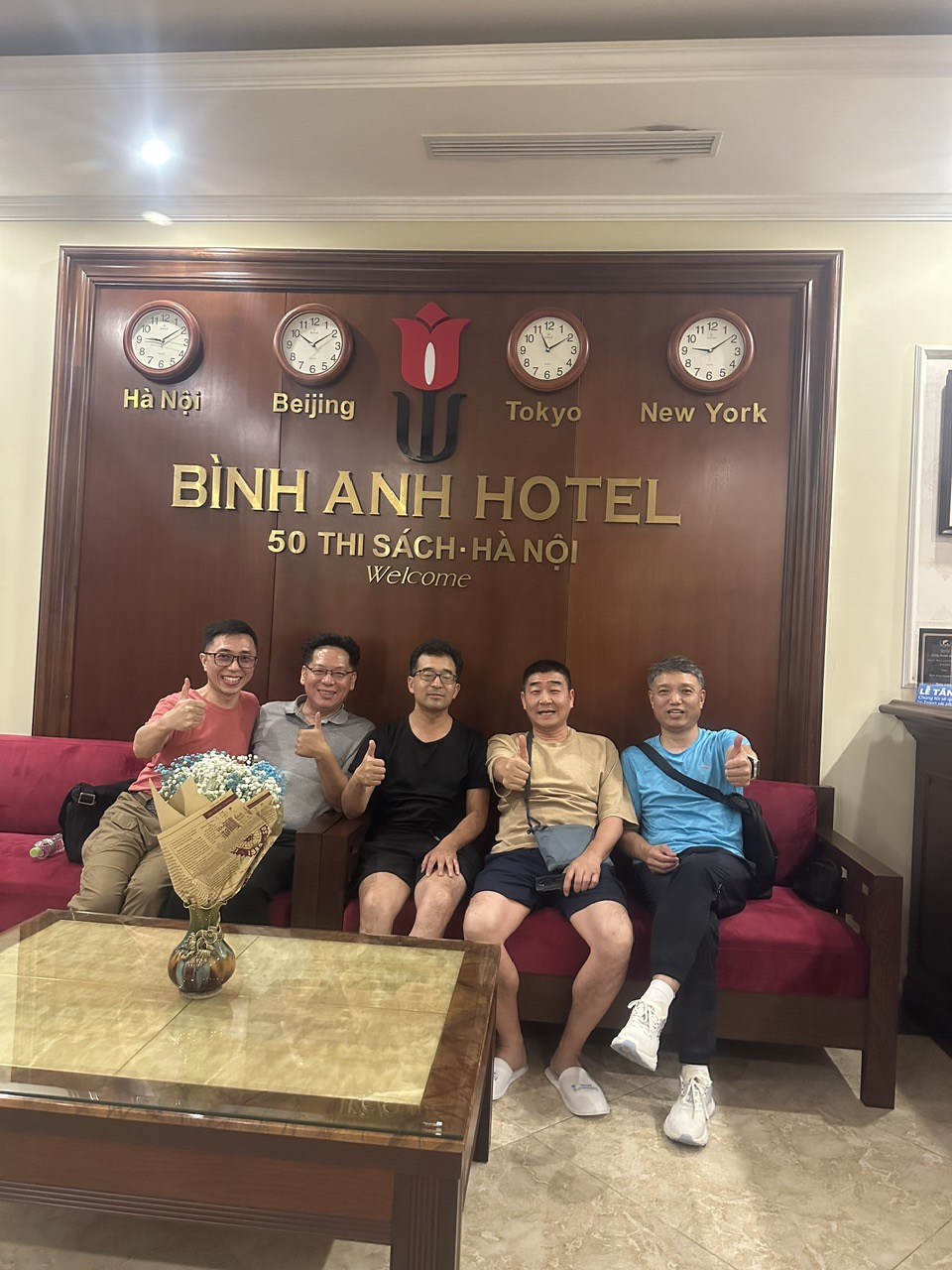 <p>我们是中国的老板旅游团，第一次来越南河内，很高兴有宾安酒店老板娘帮助很多，感谢下次再来！( CHÚNG TÔI LÀ ĐOÀN DOANH NHÂN TQ, LẦN ĐẦU TIỀN ĐẾN HÀ NỘI, ĐƯỢC BÀ CHỦ BINH ANH HOTEL GIÚP ĐỠ RẤT NHIỀU, XIN CẢM ƠN , LẦN SAU SẼ LẠI ĐẾN VÀ GIỚI THIỆU CHO BẠN BÈ KHI ĐẾN HN CÔNG TÁC HAY DU LỊCH </p>
